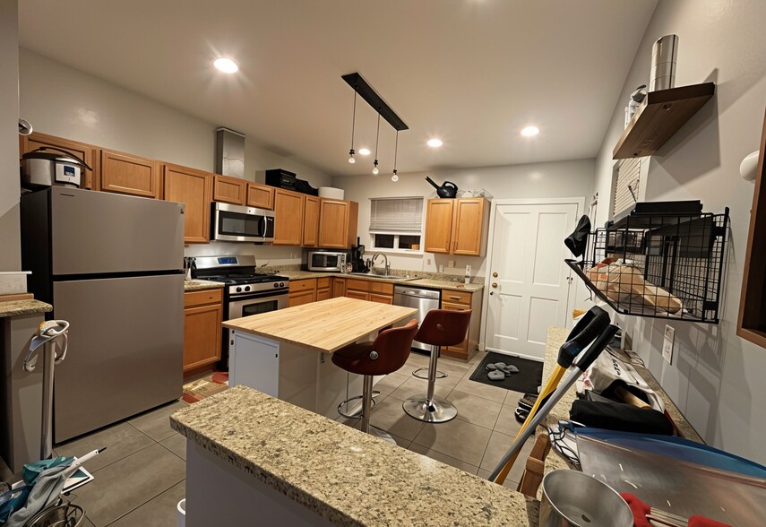 Building Photo - 1328 W Lombard St