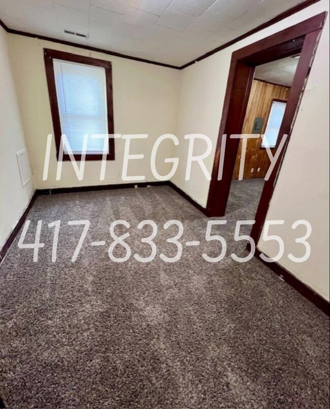 Building Photo - 1631 E. 8th; Springfield - HOUSE - THREE Bed; One Bath, Fenced Yard, Carport, Covered Patio