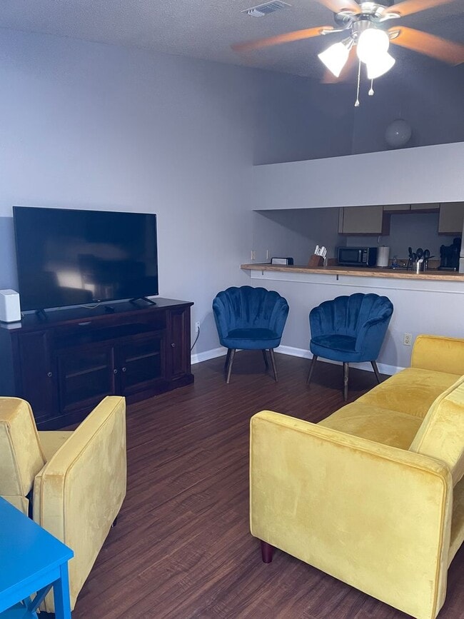 Building Photo - Cozy 1 bedroom townhome