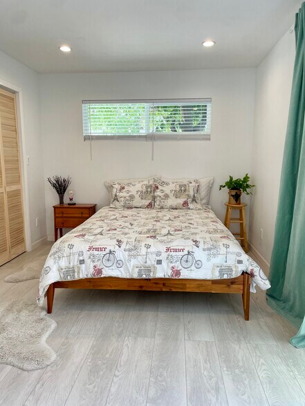 Building Photo - 19934 Saticoy St