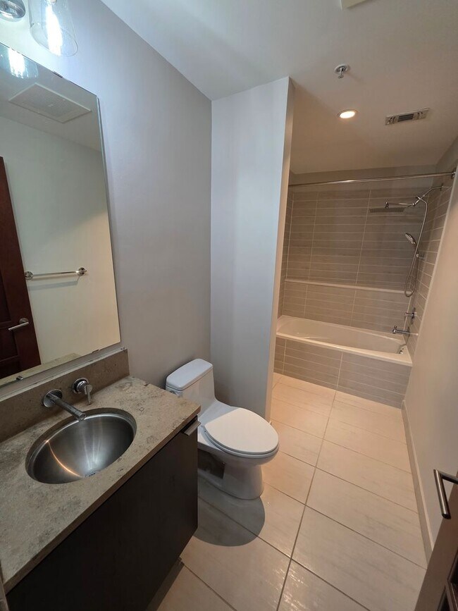 Building Photo - Luxurious 2/2 Modern Condo in Prestigious Channelside with Resort-Style Amenities
