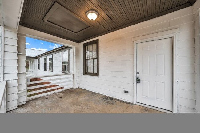 Building Photo - Updated 2-Bedroom Duplex – $800/month | Ta...