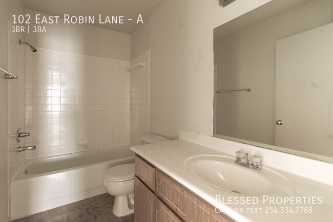 Building Photo - 102 E Robin Ln