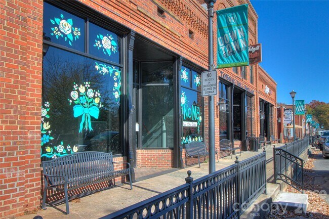 Building Photo - 4008 Silverwood Dr