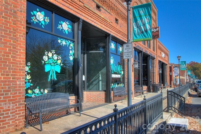 Building Photo - 608 Anne Ave