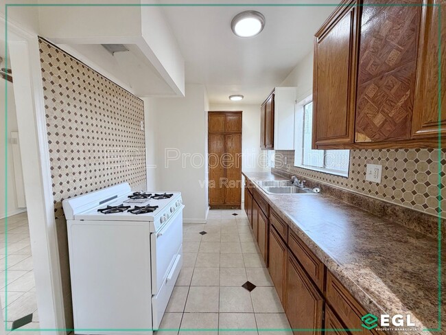 Building Photo - 816 Forest Ave