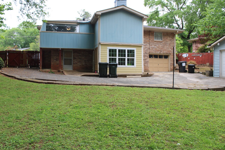 rear view of house - 2354 Hollyridge Dr SW