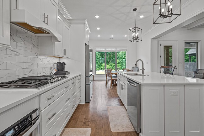 Building Photo - Rare Executive Rental in Desirable South J...
