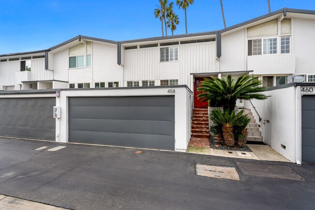 Primary Photo - Upgraded 3 bed 2.5 bath Townhome in Newpor...
