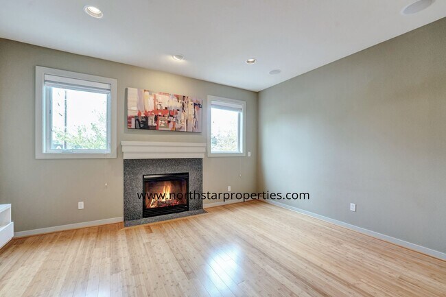 Building Photo - Stylish Multnomah Village Townhome