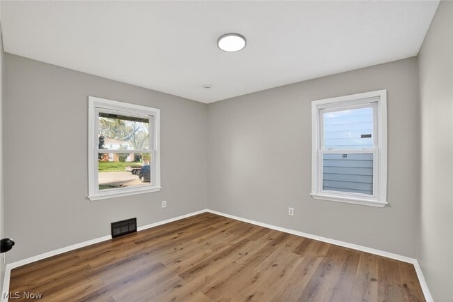 Building Photo - 303 S Green Rd