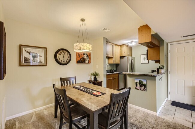 Building Photo - Updated 2 Bed 2 Bath Hunter Creek Condo W/Community Pool