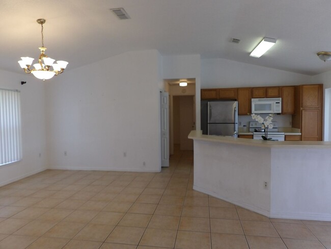 Building Photo - OPEN FLOOR PLAN 3 BEDROOM 2 BATH