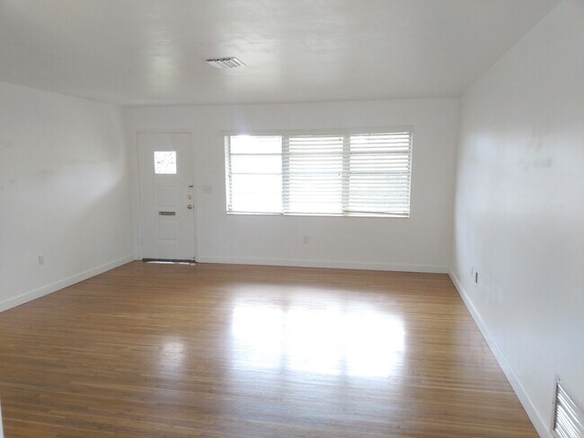 Building Photo - Beautiful renovated 3/2 home in Westchester