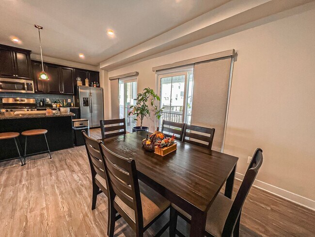 Building Photo - Luxurious 4 Bedroom 3.5 Bathroom End Unit ...