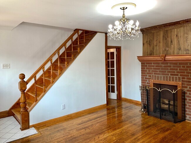 Building Photo - 427 Warren St