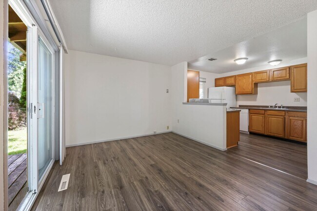 Building Photo - Move in ready now! 3 bedroom rambler in NE...