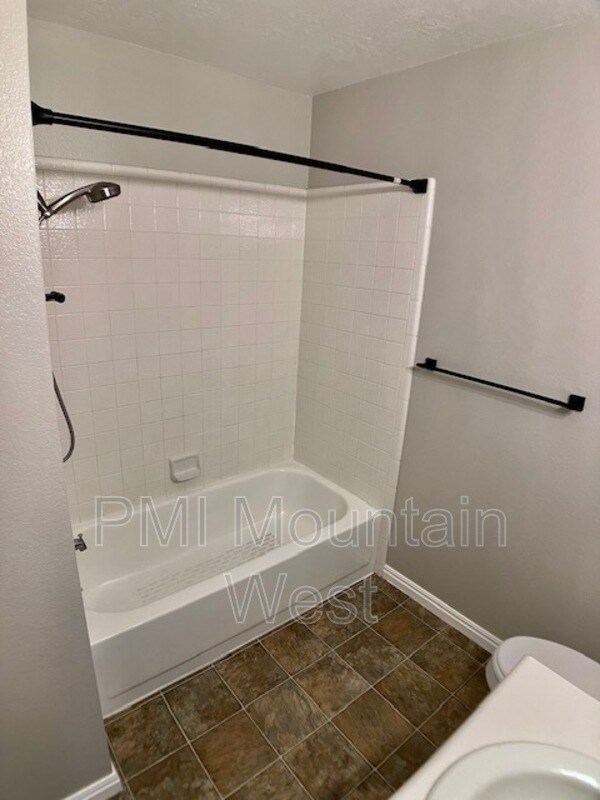 Building Photo - 567 N 200 E