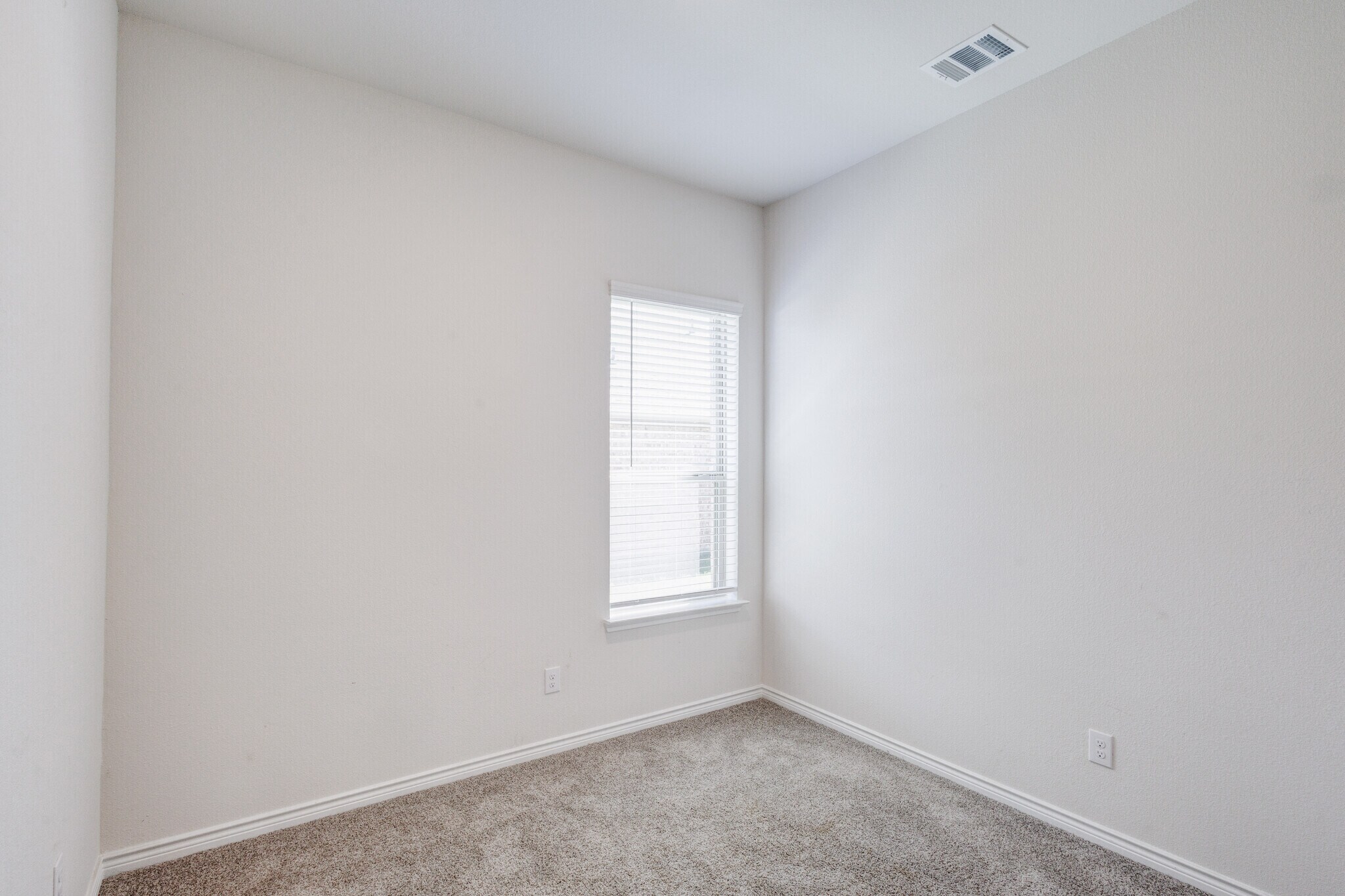Building Photo - Room in House on Newby Ln