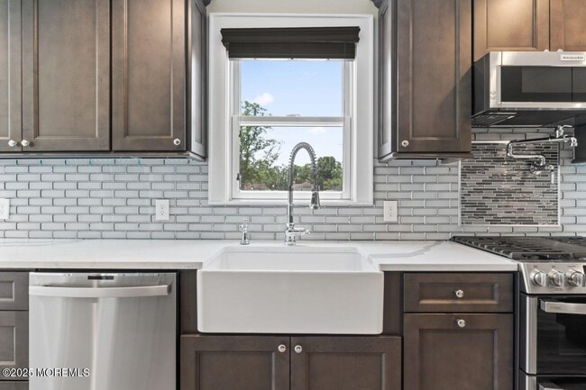 Building Photo - 553 Colts Neck Rd