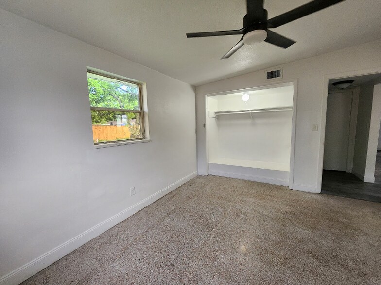 Building Photo - 5311 5th St Ct E