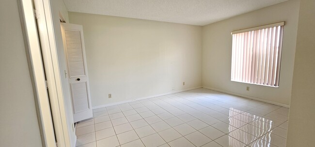 Building Photo - 825 Sky Pine Way