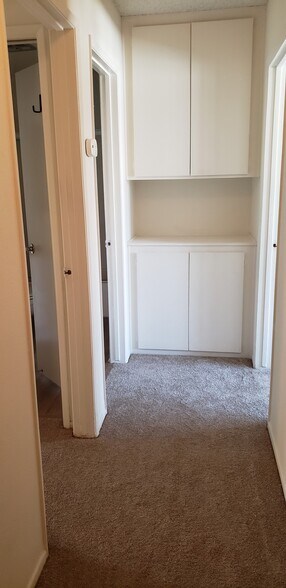 2nd Floor Hallway - 725 Windwood Dr