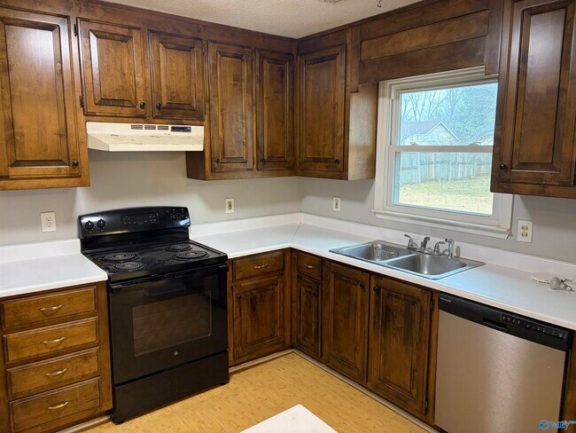 Building Photo - 15104 Balsam Dr SE