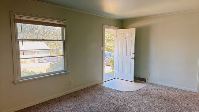 Building Photo - 3 Bedroom, 1 Bath Single Family Home!