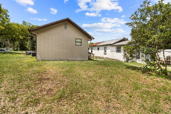 Building Photo - Cute 2 bedroom 1 bathroom Single Family House great location!