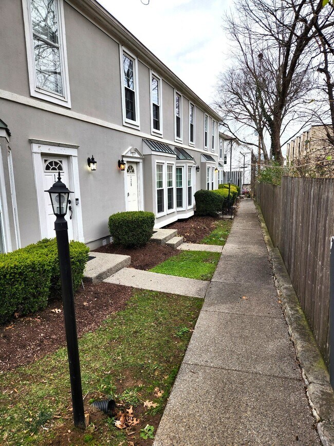 Building Photo - Location, location, location! Beautiful 2BR/1.5BA townhouse in West End Park!