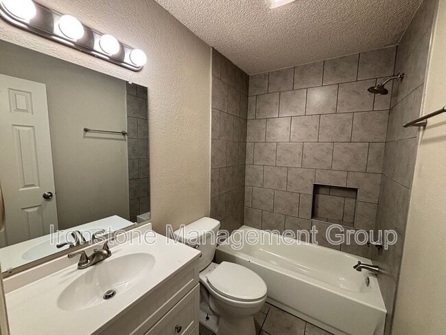 Building Photo - 4420 S Union Ave