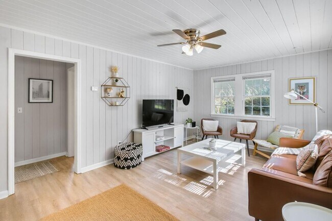 Building Photo - 250 Lake Dr