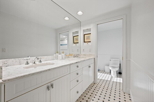 Building Photo - 11842 Pebblewood Dr