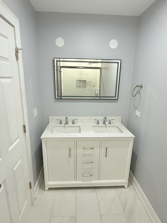 Building Photo - 4907 W Walton St