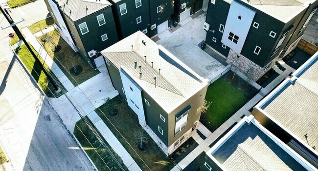 Building Photo - Location, Style, Fully Furnished