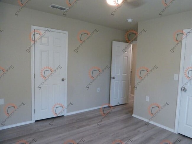 Building Photo - Modern 2 bedroom 2 bath apartment- W&D in ...