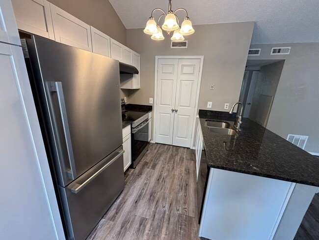 Building Photo - Adorable 2-Bedroom, 1-Bathroom Home in Spr...
