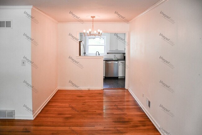 Building Photo - 3 Bed, 1 Bath Home with Garage in Prime Kansas City Location
