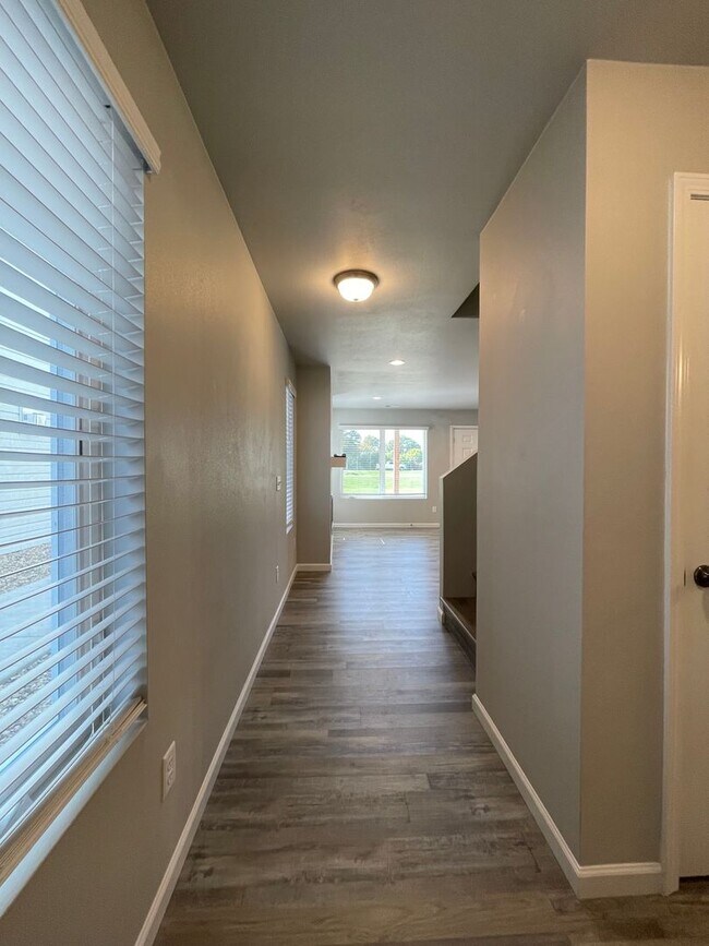 Building Photo - Exquisite 3-Bedroom Home with Modern Elegance and Scenic Views!