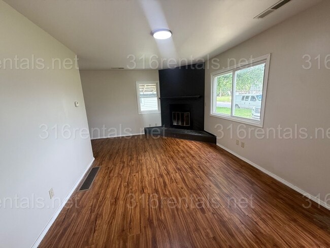 Building Photo - 325 Nelson Ave