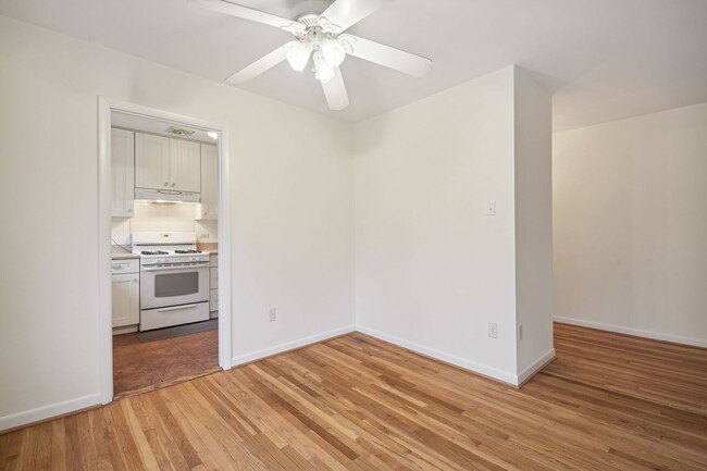 Building Photo - Spacious Walk Up in Parkside N. Bethesda I...