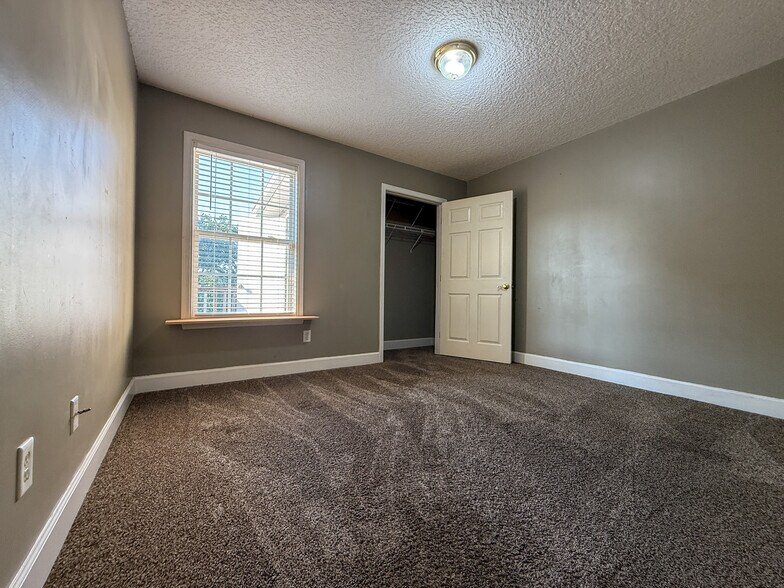 Building Photo - 210 Lantana Ct