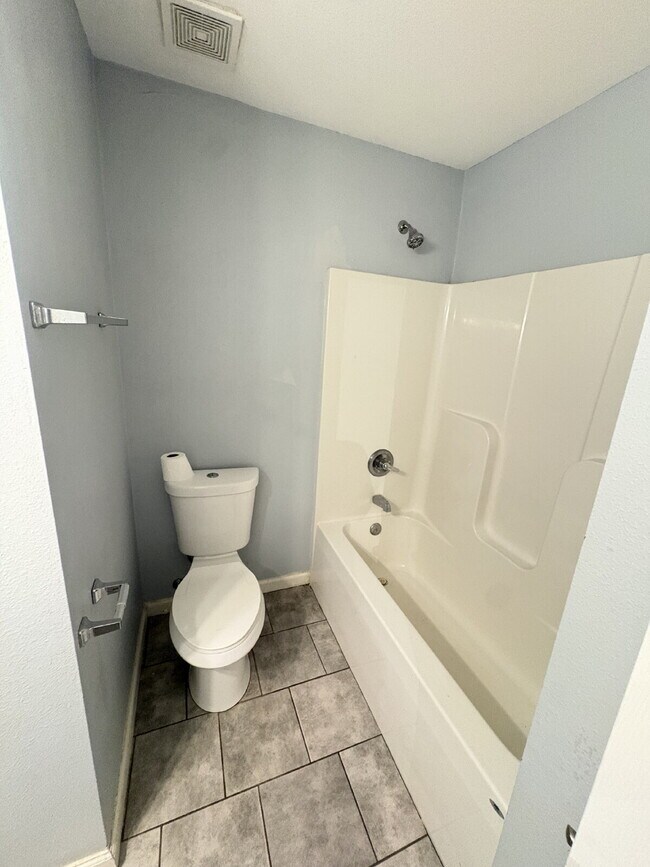 Building Photo - Open floor plan, four-bedroom two-bathroom with washer and dryer