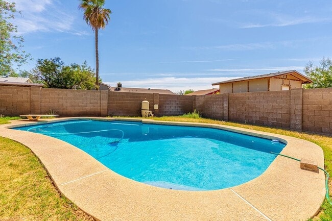 Building Photo - 5739 W Monte Vista Rd