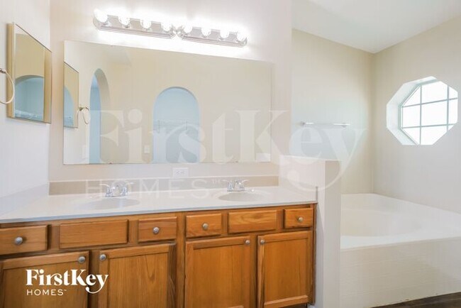 Building Photo - 117 King Arthur Ct