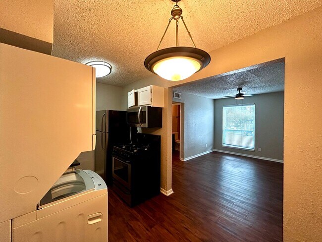 Building Photo - 2401 Manor Rd