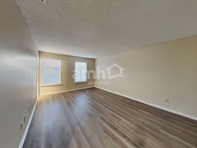 Building Photo - 10812 Parker Dr