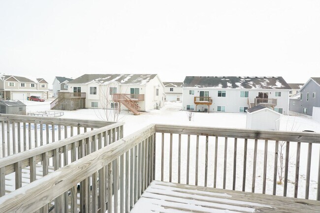 Building Photo - 3 Bed 3 Bath Twin Home