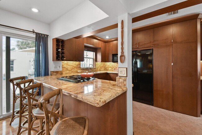 Building Photo - 1219 N Lakeside Dr